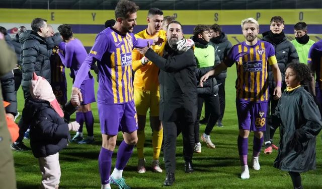 Eyüpspor'da Başkan Özkaya, futbolcular ve taraftardan Arda Turan'a moral