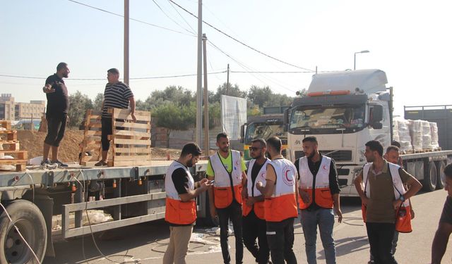 Filistin Kızılayı, insani yardım yüklü 30 kamyonu daha teslim aldı 