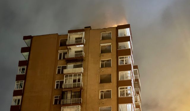 Kadıköy'de 14 katlı metruk binanın çatısına yıldırım düştü 