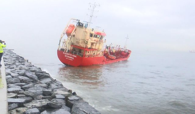 Zeytinburnu'nda karaya oturan gemi kurtarıldı 