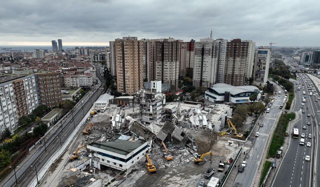 İstanbul'un 33 yıllık E-5 manzarası değişiyor, iki binanın yıkımı havadan görüntülendi