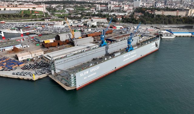 Türkiye’de üretilen en büyük yüzer havuz Haydarpaşa Limanı’nda: Dev yüzer dron kamerasıyla görüntülendi