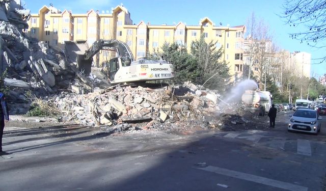 Esenyurt'ta  yıkım sırasında bina caddeye çöktü