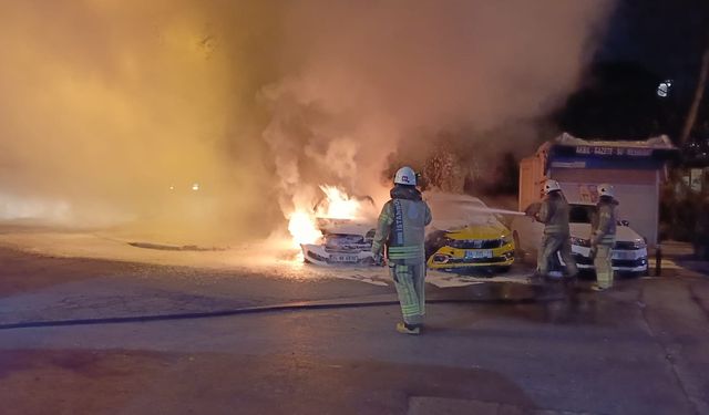 Fatih'te park halindeki araçlar alev alev yandı