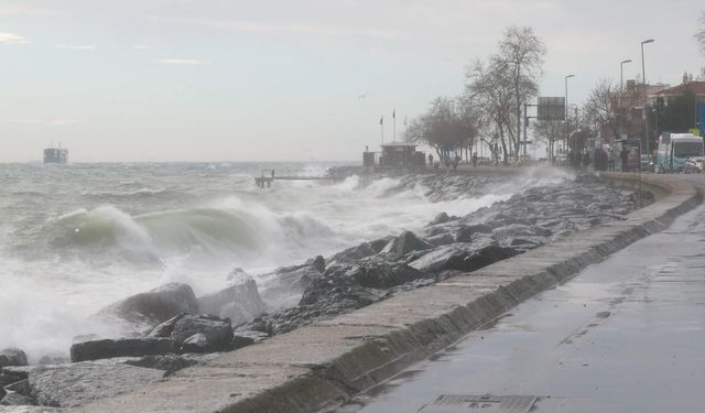 Fırtınanın etkisiyle sahillerde dev dalgalar oluştu