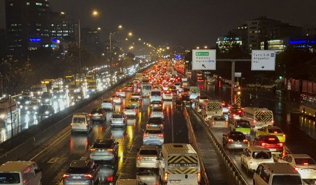 İstanbul'da akşam saatlerinde trafik durma noktasına geldi 