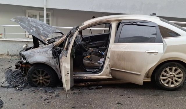Maltepe'de park halindeki otomobil alev alev yandı