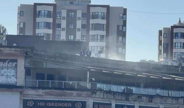 Pendik'te AVM'de restoranın bacası yandı 