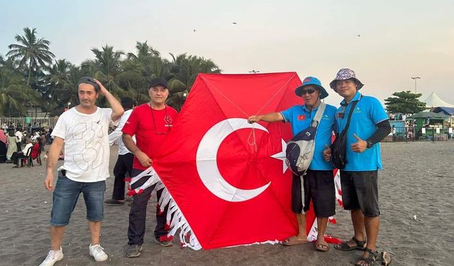 Türk Uçurtma Takımı Hindistan’da Türk bayrağını dalgalandırdı
