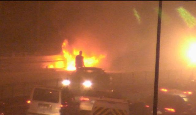 15 Temmuz Şehitler Köprüsü'nde otomobil alev alev yandı 