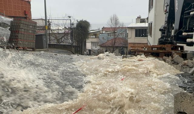 Bursa'da şiddetli yağış sonrası yollar dereye döndü, evleri su bastı