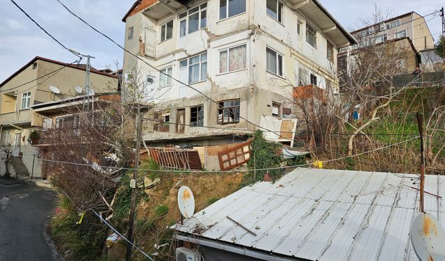Sarıyer'de yıkılma tehlikesi olan 50 yıllık bina korkutuyor