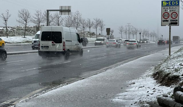 Arnavutköy'de kar yağışı etkili oluyor