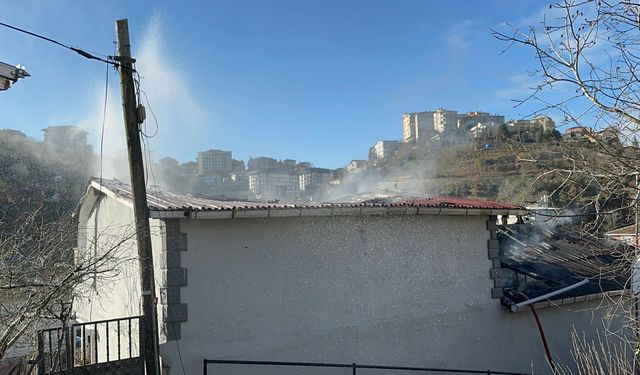 Beykoz'da 2 katlı binanın çatısı alev alev yandı 