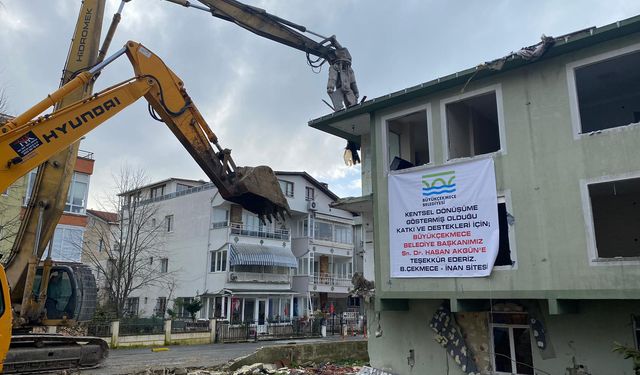 Büyükçekmece’de deprem riskli 8 blokluk sitenin yıkımı başladı