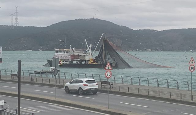 İstanbul Boğazı'nda tekneler kıyıya yaklaştı,  "24 metre" tartışması çıktı