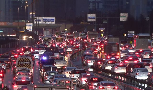 İstanbul'da yağışlı havanın da etkisiyle trafik yoğunluğu oluştu 