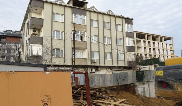 Üsküdar'da istinat duvarı çöktü: Deprem oluyor zannettik