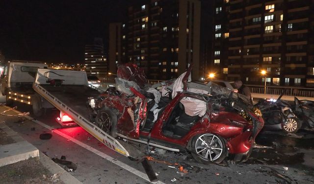Başakşehir'de refüjü aşan otomobil karşı şeritteki araca çarptı: 4 ölü