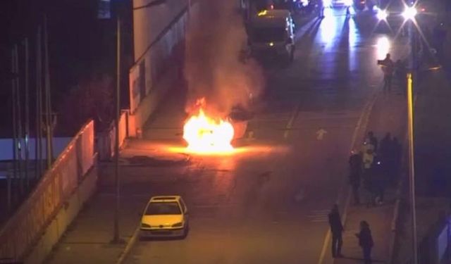 Zeytinburnu'nda park halindeki otomobil alev alev yandı 