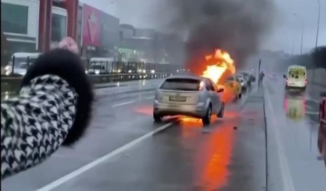 Çekmeköy'de seyir halindeki otomobil alev alev yandı