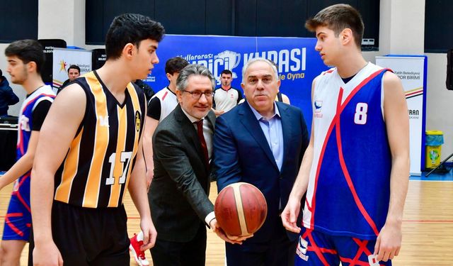 Fatih Belediye Başkanı Turan, Suriçi Basketbol Kupası finalinde gençlerle buluştu