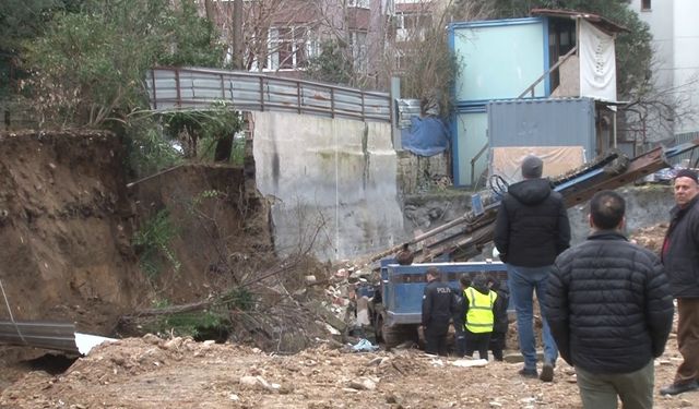 Kadıköy’de istinat duvarı iş makinesinin üzerine çöktü: 1 yaralı