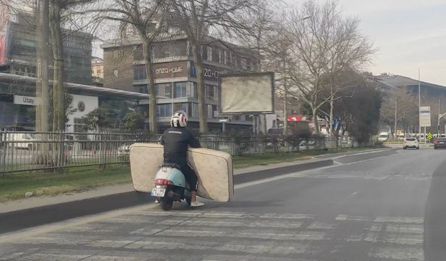Beyoğlu'nda trafikte motosikletle yatak taşıdı