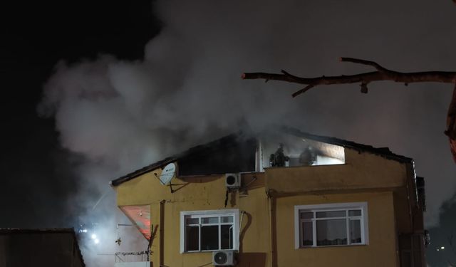 Sarıyer'de, 3 katlı binanın çatısında çıkan yangın yandaki çatıya sıçradı