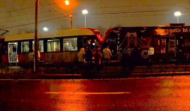 Zeytinburnu'nda iki tramvay çarpıştı seferler durdu