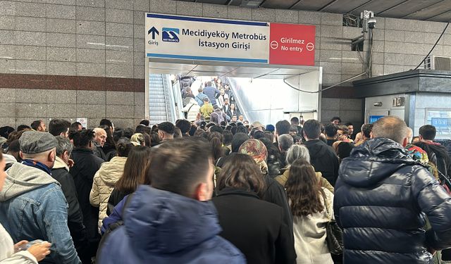 Mecidiköy metrobüs durağındaki yürüyen merdiven aniden durdu: 3 yaralı