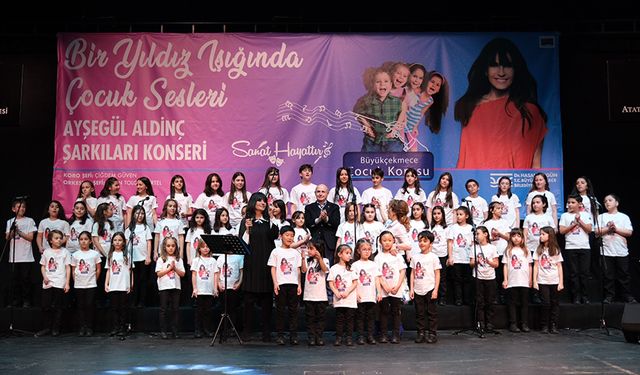 Ayşegül Aldinç, Çocuk Korosu ile birlikte kendi şarkılarını söyledi