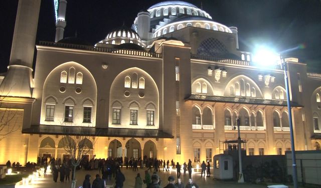 Ramazan ayının ilk teravih namazı Büyük Çamlıca Camii'nde kılındı