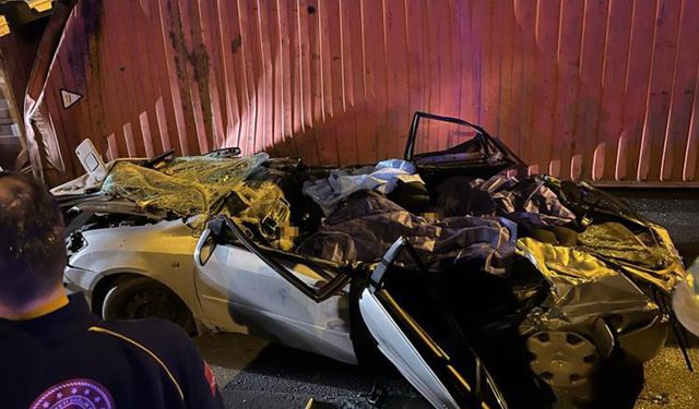 Bakırköy’de tır otomobilin üzerine devrildi: 4 ölü