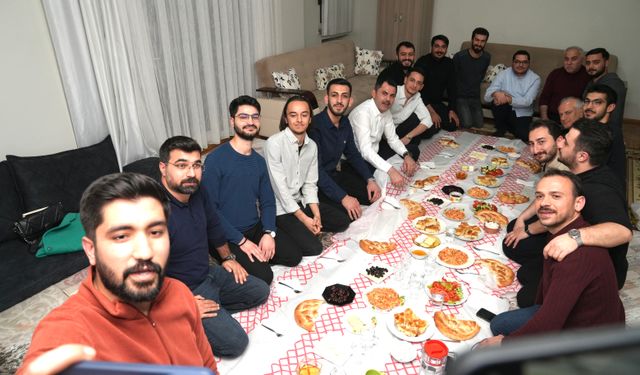 İstanbul Büyükşehir Belediye Başkan Adayı Murat Kurum öğrenci evinde sahur yaptı