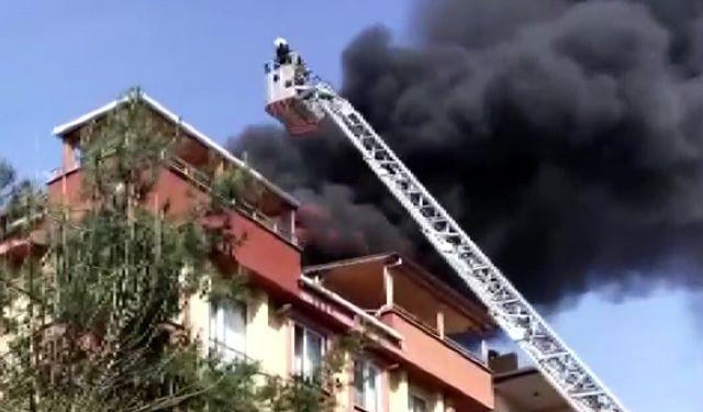 Pendik’te 5 katlı binanın çatısı alev alev yandı