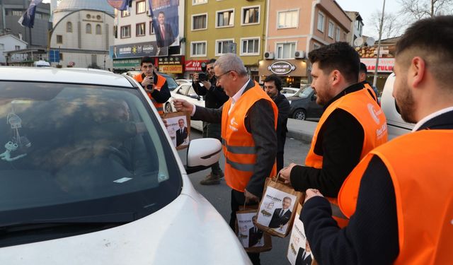 Eyüpsultan'da trafikte kalan vatandaşlara iftariyelik ikramlarda bulundu