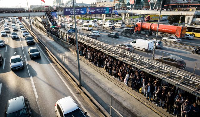 İstanbul'da metrobüs kuyruğundaki zorlu yolculuklar devam ediyor