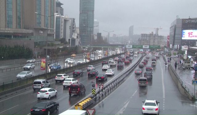 İstanbul Anadolu Yakasında sağanak yağış etkisini gösterdi