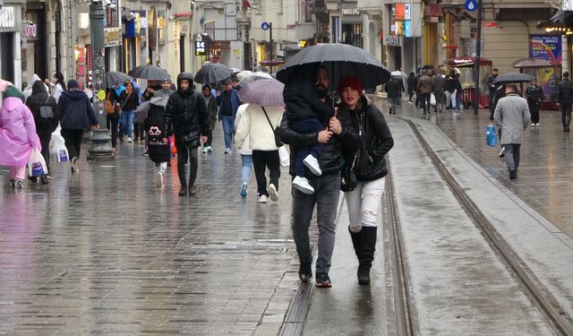 Taksim’de etkili olan sağanak yağış vatandaşlara zor anlar yaşattı