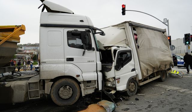 Başakşehir’de fazla yüklendiği iddia edilen kamyonetin freni patladı: 2 yaralı