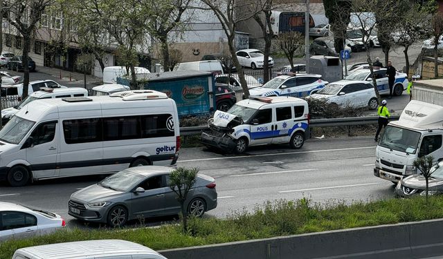 Polis aracı ile servis minibüsü çarpıştı: 4 yaralı