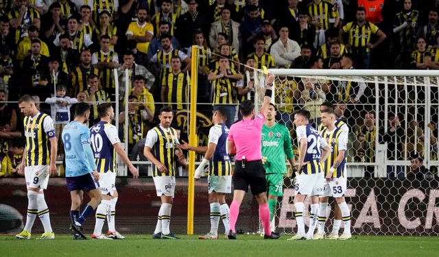 Fenerbahçe'de Oosterwolde ve Szymanski cezalı duruma düştü