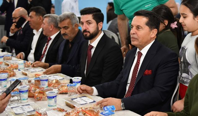 Esenyurt Belediye Başkanı Özer, iftar programında vatandaşlarla bir araya geldi