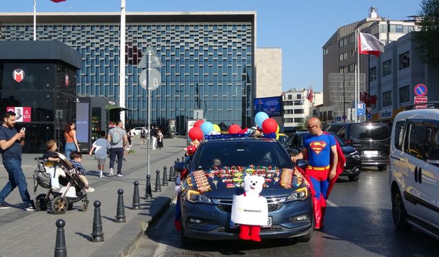 Taksim'de arabasını şekerlemelerle donatan Süpermen kostümlü adam çocukların ilgi odağı oldu