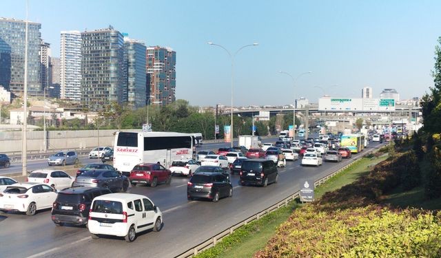 İstanbul'da bayram dönüşü haftanın ilk gününde trafik yüzde 60'lara ulaştı