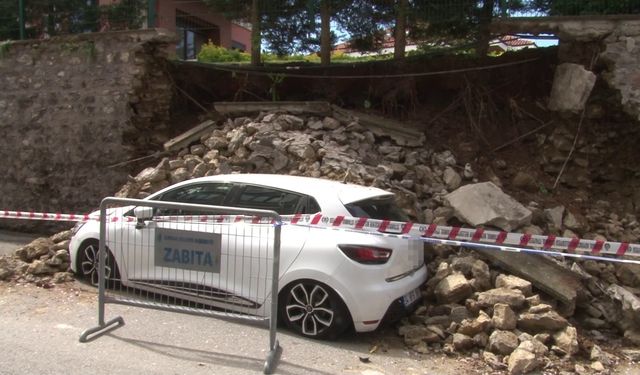 Üsküdar’da site duvarı çöktü, 2 otomobil altında kaldı