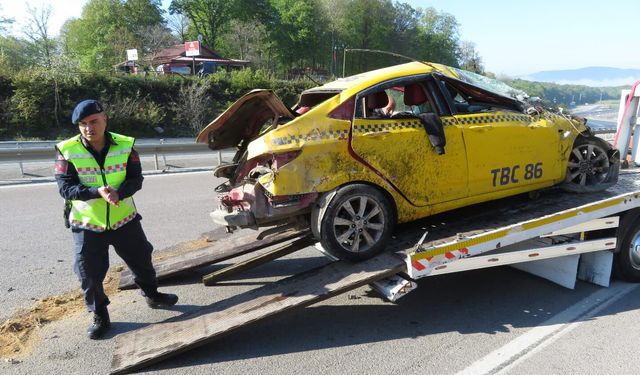 Çekmeköy’de bariyerlere çarpan ehliyetsiz sürücü takla attı:1 yaralı
