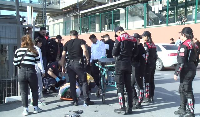 Küçükçekmece'de motosiklet yayaların arasına daldı: 4 yaralı
