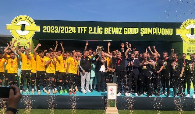 1'inci Lig'e yükselen Esenler Erokspor, şampiyonluk kupasına kavuştu